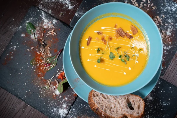 Taze sarı balkabağı kremalı çorba, domuz pastırması ve yeşil bezelye