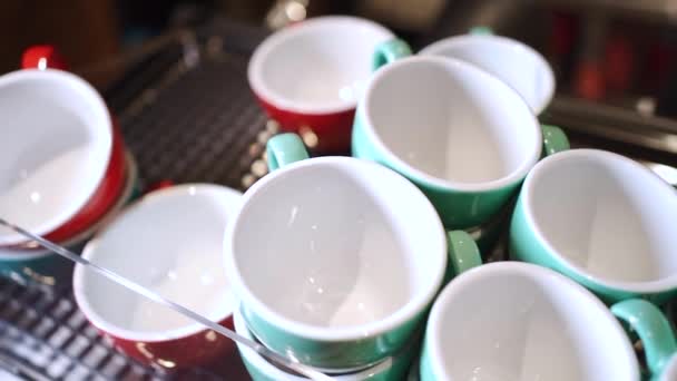 Zestaw ceramicznych kolorowych filiżanek lub kubków grzewczych na profesjonalnym ekspresie do kawy — Wideo stockowe