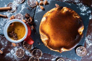 Lezzetli esmer İspanyol peynirli kek ile çay fincanı ve anason.