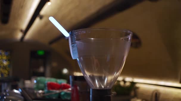 Barista máquina de molienda de café de llenado a mano con frijoles de arábica o robusta — Vídeos de Stock