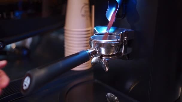 Barista mit Halter Kaffeebohnen mahlen mit professioneller Mahlmaschine — Stockvideo