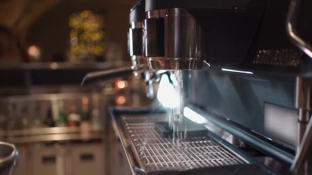 Barista robi świeżą kawę espresso z profesjonalnym urządzeniem — Wideo stockowe
