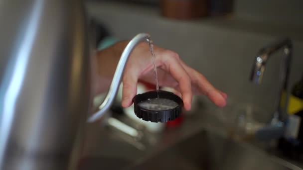 바리스타는 커피를 만들기 위해 종이 필터를 통해 삶은 물을 붓는다 — 비디오