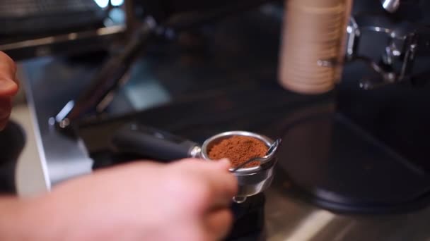 Бариста взвешивать на весах держатель robusta или Арабика черный кофе, делая эспрессо — стоковое видео