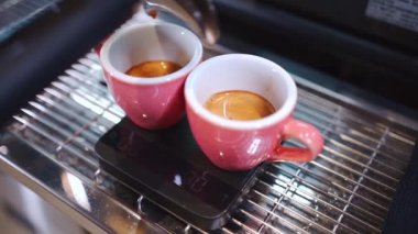 Sıcak espresso kahvesini kahve fincanında ve profesyonel makineyle hazırlıyorum.