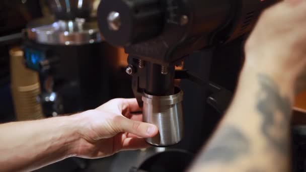 Barista-Kaffeemühle mit Arabica-Bohnen oder Robusta-Bohnen — Stockvideo