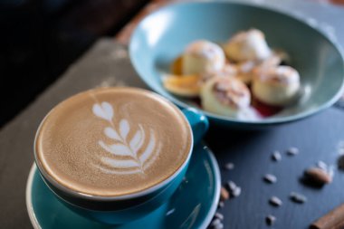Peynirli krep, muzlu, fıstık ezmeli ve ahududu soslu taze kahve.