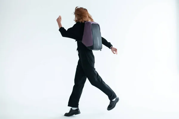 Elegante hipster persona celebración moderna mochila bolso sobre fondo blanco — Foto de Stock