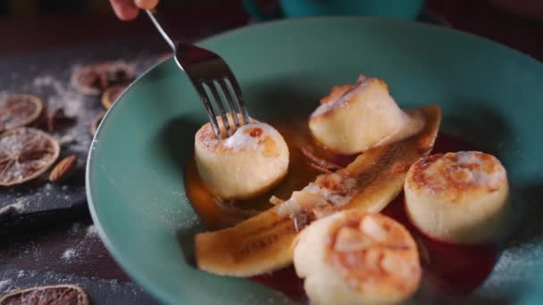 Person äta ost pannkaka med banan och jordnötssmör, mango, hallonsås — Stockvideo