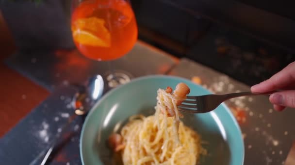 Людина їсть італійську карбонара макаронні вироби з морепродуктами, креветками, апертурним склом — стокове відео