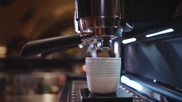 Barista przygotowuje gorącą kawę espresso w filiżance i z profesjonalnym urządzeniem — Wideo stockowe