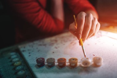 İnsan eliyle resim çizer fırça, akrilik, makro gibi numaralarla.