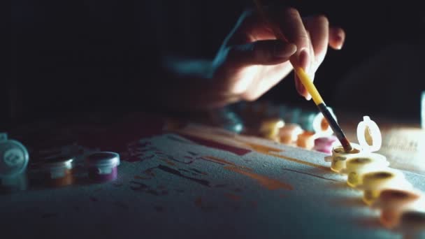 Людина рука малює картину з малюнком за номерами з пензлем, акрилом, макросом — стокове відео