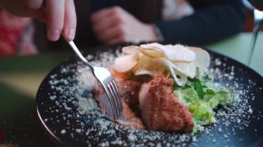 Marullu taze sezar salatası, ızgara tavuk, kızarmış ekmek.