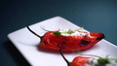 Doldurulmuş dolma biberin içine süzme peynirli baharat koyan kız eli