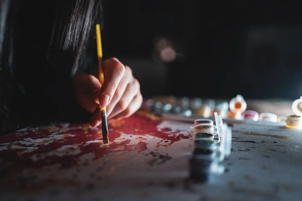Pessoa mão desenho quadro com pintura por números com escova, acrílico, macro — Fotografia de Stock