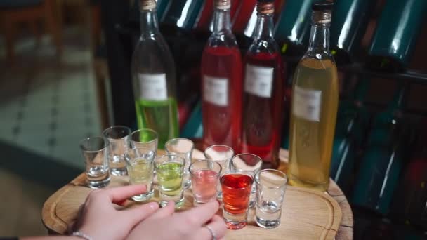 Osoba užívat barevný alkohol likér, vermut nebo tinktura nápoj ve skle — Stock video