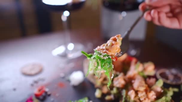 Person äter färsk smörgås med avokado, röd lax stekt fisk, alger, peppar — Stockvideo