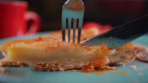 Fatiar queijo fresco ou bolo com mousse e crosta de creme e caramelo — Vídeo de Stock