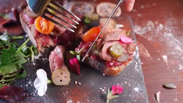 Persona come sándwich crujiente con rosbif, tomate vegetal y pepino salado — Vídeos de Stock