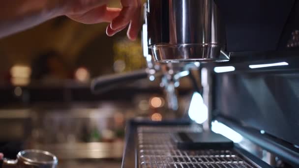 Бариста, делающая свежий кофе эспрессо на профессиональной машине — стоковое видео