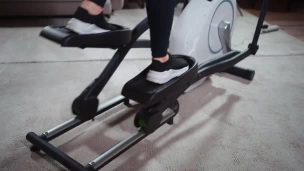 Bemiddelaar Sobriquette piloot Close up female legs running on elliptical orbitrek machine in fitness gym  — Stock Video © goami #553002882