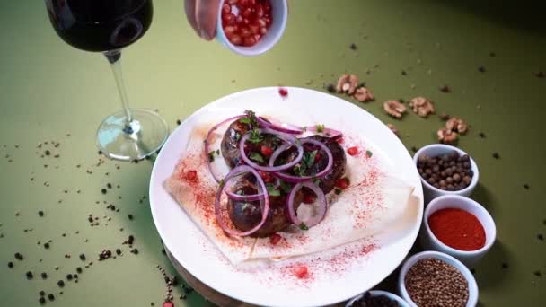 用洋葱和石榴籽装饰美味可口的炸猪肉香肠 — 图库视频影像