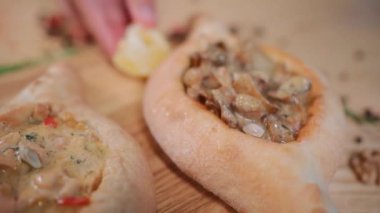 Tahta üzerinde mantar, somon ve fasulye olan Gürcü Adjarian Khachapuri.