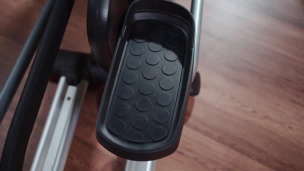 Педалі та рейки q фактор професійного еліптичного машинного обладнання — стокове відео