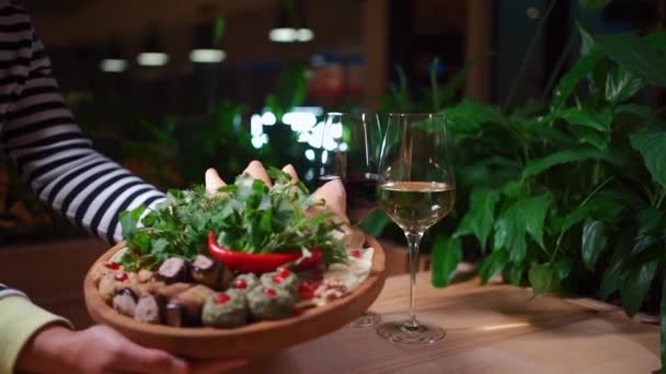 Порція закуски набір з грузинським пхалі, баклажан рулон, зелений і піта — стокове відео