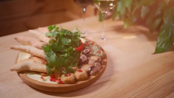 Uppsättning av aptitretare med georgiska pkhali, äggplanta rulle, ost, skinka och pitabröd — Stockvideo