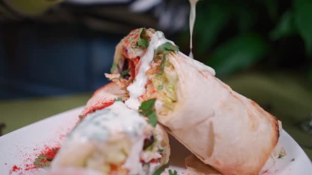 Închiderea mâinii cu lingură adaugă suc pe shawarma cu carne, salată și legume — Videoclip de stoc