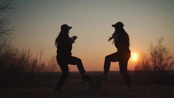 Dos atleta femenina tienen entrenamiento de fitness y ejercicio al aire libre al atardecer — Vídeos de Stock