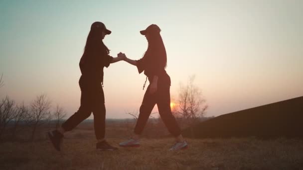 Deux athlètes féminines font de l'exercice physique et de l'exercice en plein air au coucher du soleil — Video