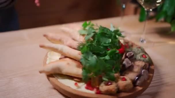 グルジアのプカリ、ナスロール、チーズ、ハム、ピタパンの前菜セット — ストック動画
