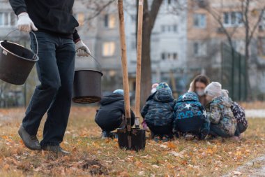 Ormancılık ya da çocuklar dışarıda ağaç dikmeyi öğrenir ya da yardım ederler.