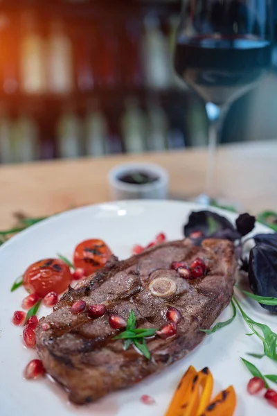 Steak de bœuf côtelé grillé avec épice ou herbe sur une assiette blanche sur la table du restaurant — Photo
