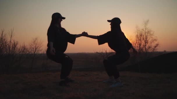 Dwie kobiety sportowiec mają trening fitness i ćwiczenia na świeżym powietrzu o zachodzie słońca — Wideo stockowe