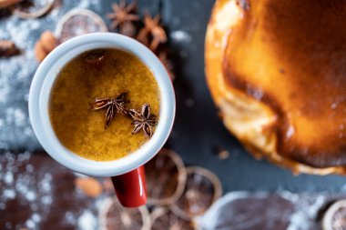 Bask San Sebastian peynirli kek, krem peynirli ve deniz dikenli çay.