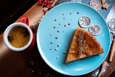 Taze peynir dilimlemek ya da kremalı ve karamelli kek.