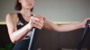 Eliptik makine parçalarını, tırabzanları, el tutuşunu, kalp atış hızı sensörünü kapat