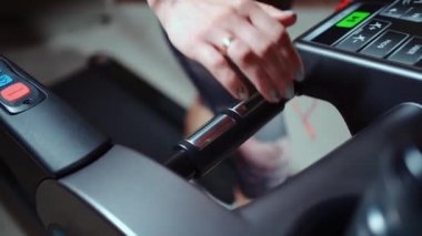 Koşu bandında egzersiz yapan ve kalp atış hızını ölçen bir bayan sporcu.