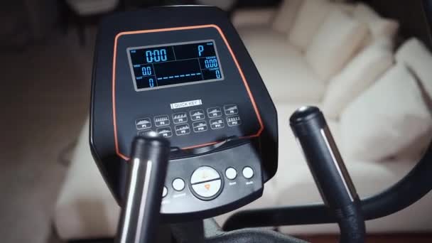 Digital console screen of elliptical cross trainer machine, heart rate sensor — Stockvideo
