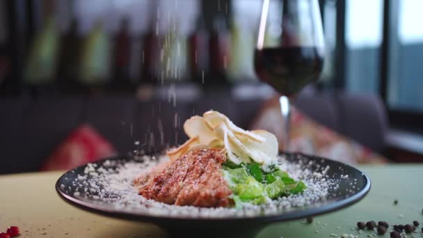 Verse caesar salade met sla, gegrilde kip, knapperige toast, rood wijnglas — Stockvideo
