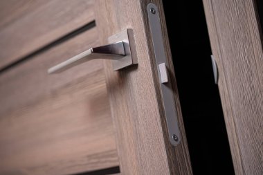 modern ve güvenli metal kapı kolu ve mandal detayı
