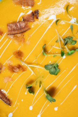 Taze sarı balkabağı kremalı çorba, domuz pastırması ve yeşil bezelye