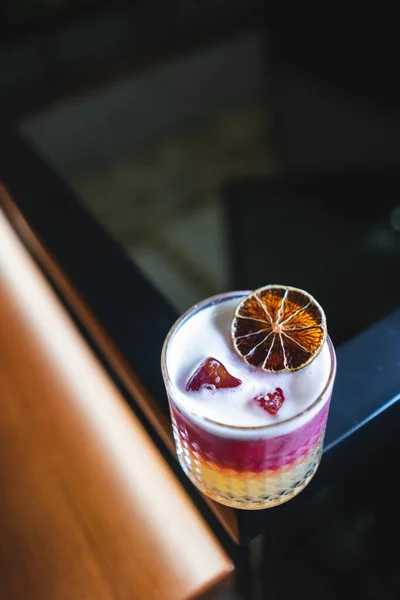 Cocktail de toranja azeda rosa em camadas elegante fresco com espuma e gelo — Fotografia de Stock