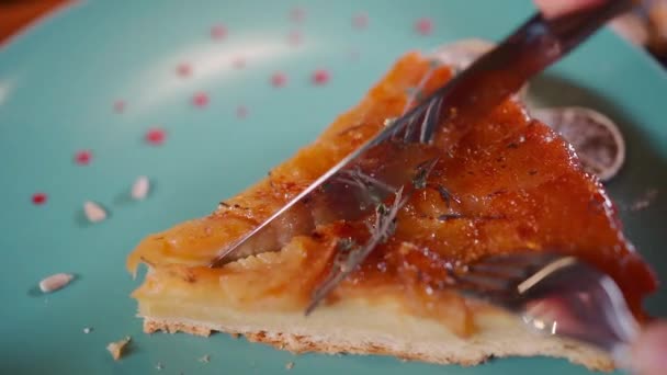 Krájení čerstvého sýra nebo koláče s pěnou a smetanou a karamelovou kůrkou — Stock video