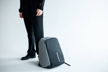 Stüdyo fotoğrafı olan modern öğrenci.