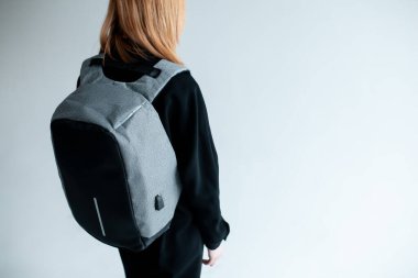 Stüdyo fotoğrafı olan modern öğrenci.